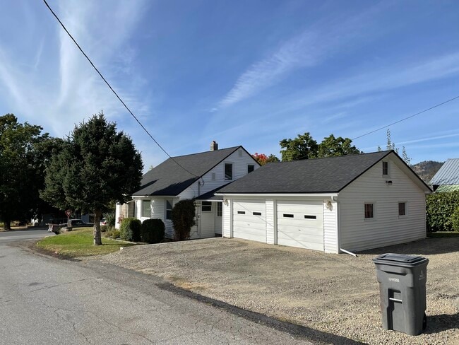 Building Photo - 595 S Hofstetter St