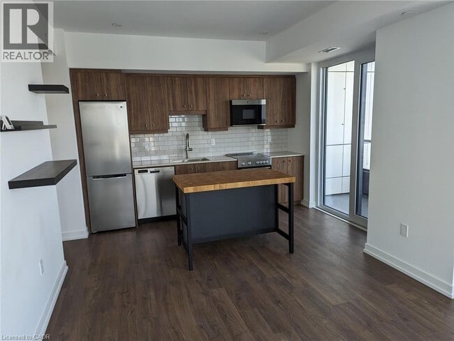 Building Photo - 15 Wellington St S