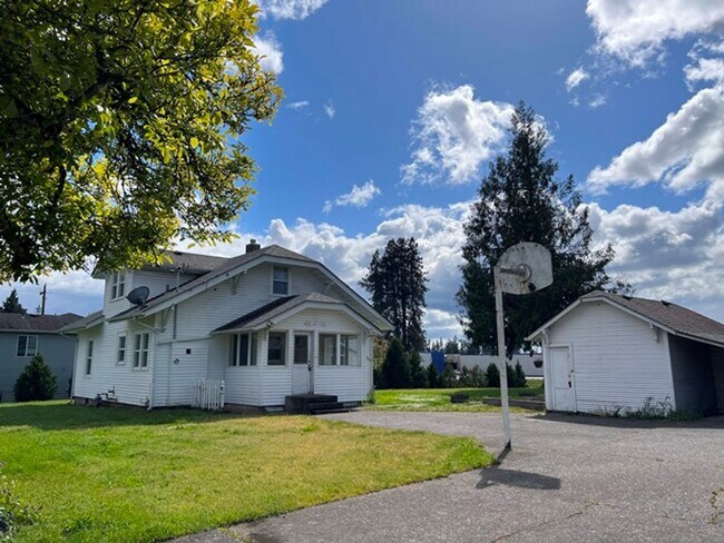 Building Photo - 4Bd/1Ba Two Story House - Available to View!
