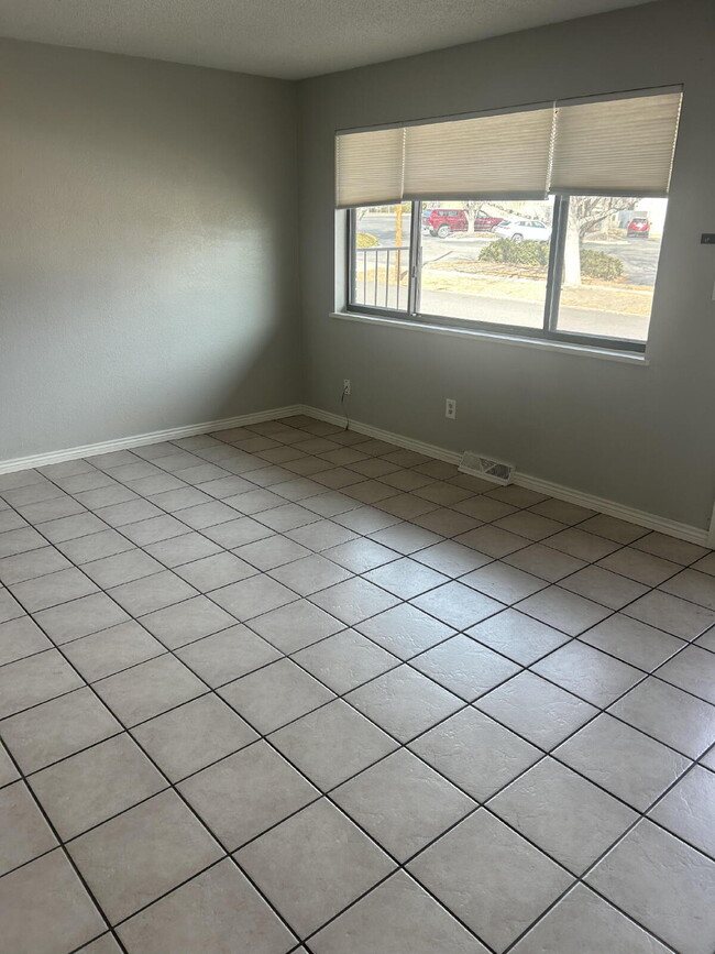 Building Photo - Available NOW! Cosy duplex in Potter Highlands!