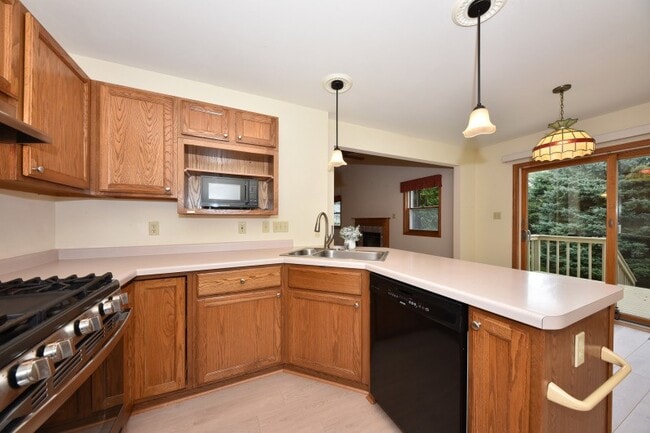 Building Photo - 1335 Jensen Ct