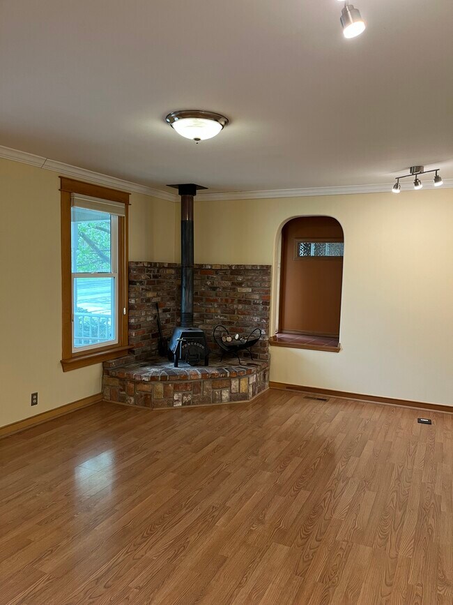 estufa de la sala de estar - 620 N Davis St
