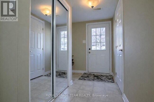 Photo du bâtiment - 2092 Madrid Ave