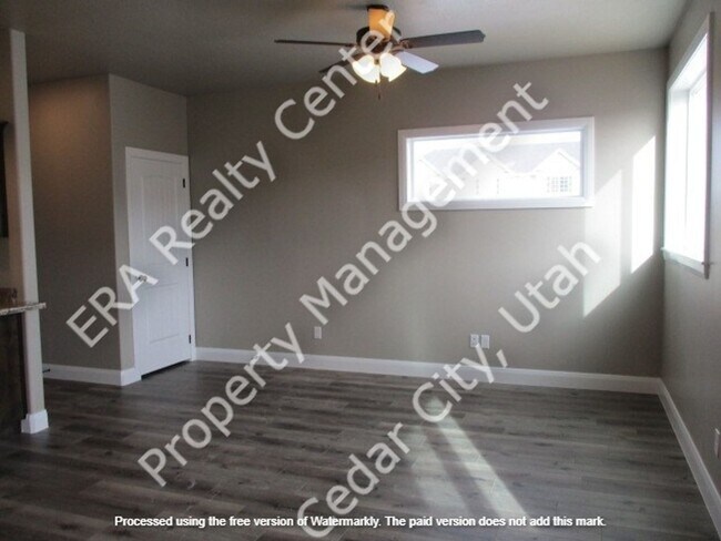 Foto del edificio - Move-In Discount - 3 Bedroom - 2.5 bathroom - in the heart of Cedar City!