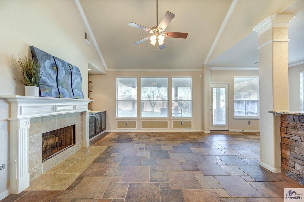 Foto del edificio - 5127 Shadow Breeze Ln