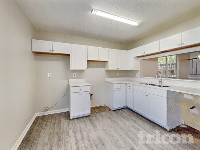 Foto del edificio - 2755 Wildflower Ln SW