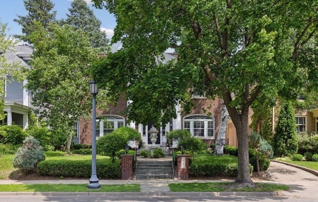 Foto del edificio - 1785 Dupont Ave S