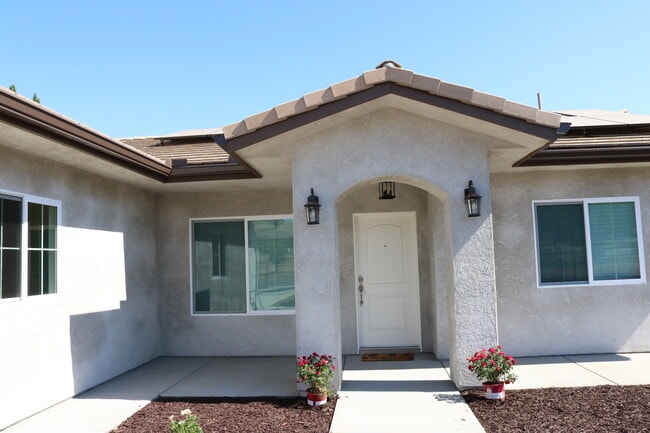Building Photo - 15924 Plum Ct