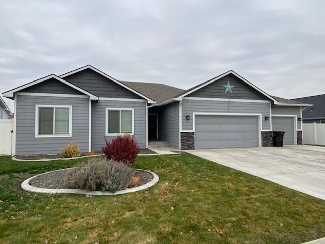 Primary Photo - Move in special $400 off first months rent!