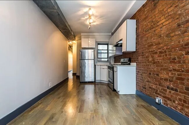 Building Photo - 17-21-21 Woodbine St