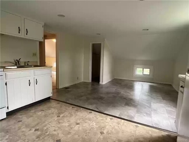 Family room with eat in kitcen - 4056 Park Ave