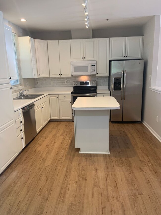 Building Photo - Walden Golf Course - Crofton Townhome - Av...