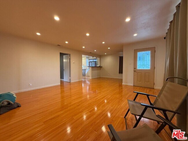 Foto del edificio - 10642 Samoa Ave