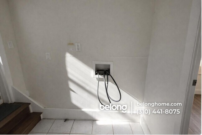 Building Photo - 1610 W 36th Pl