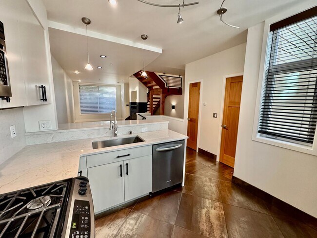 Foto del edificio - Stunning Fremont Townhome - Incredible Loc...