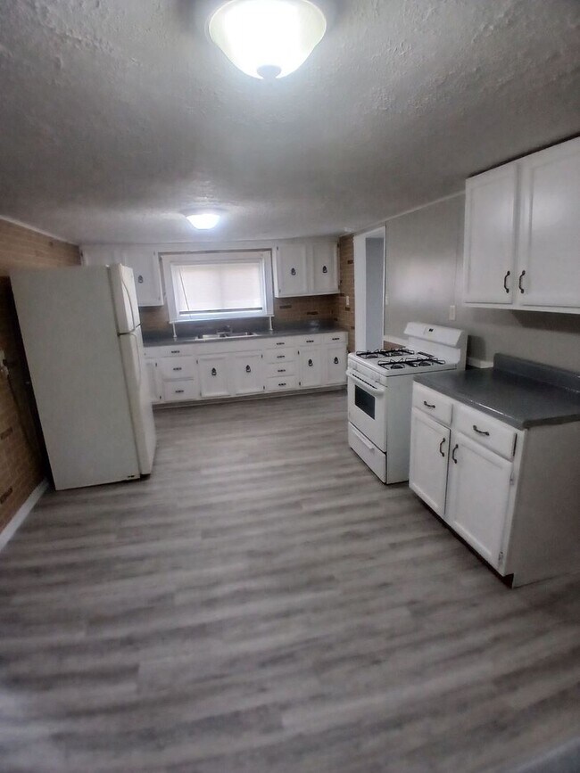Building Photo - Completely Renovated 3 Bedroom, 2 Full Bathrooms! Front Porch & Detached Garage! 2 Living Rooms!