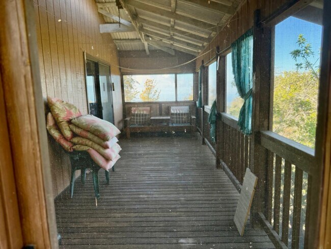 Foto del edificio - Experience comfort in this charming 3 bed, 2 bath rental home with a wood-burning stove, sunken j...