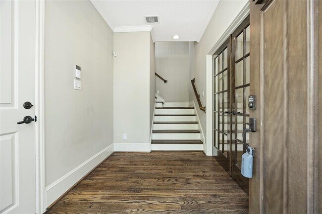 Building Photo - 2437 Beall St
