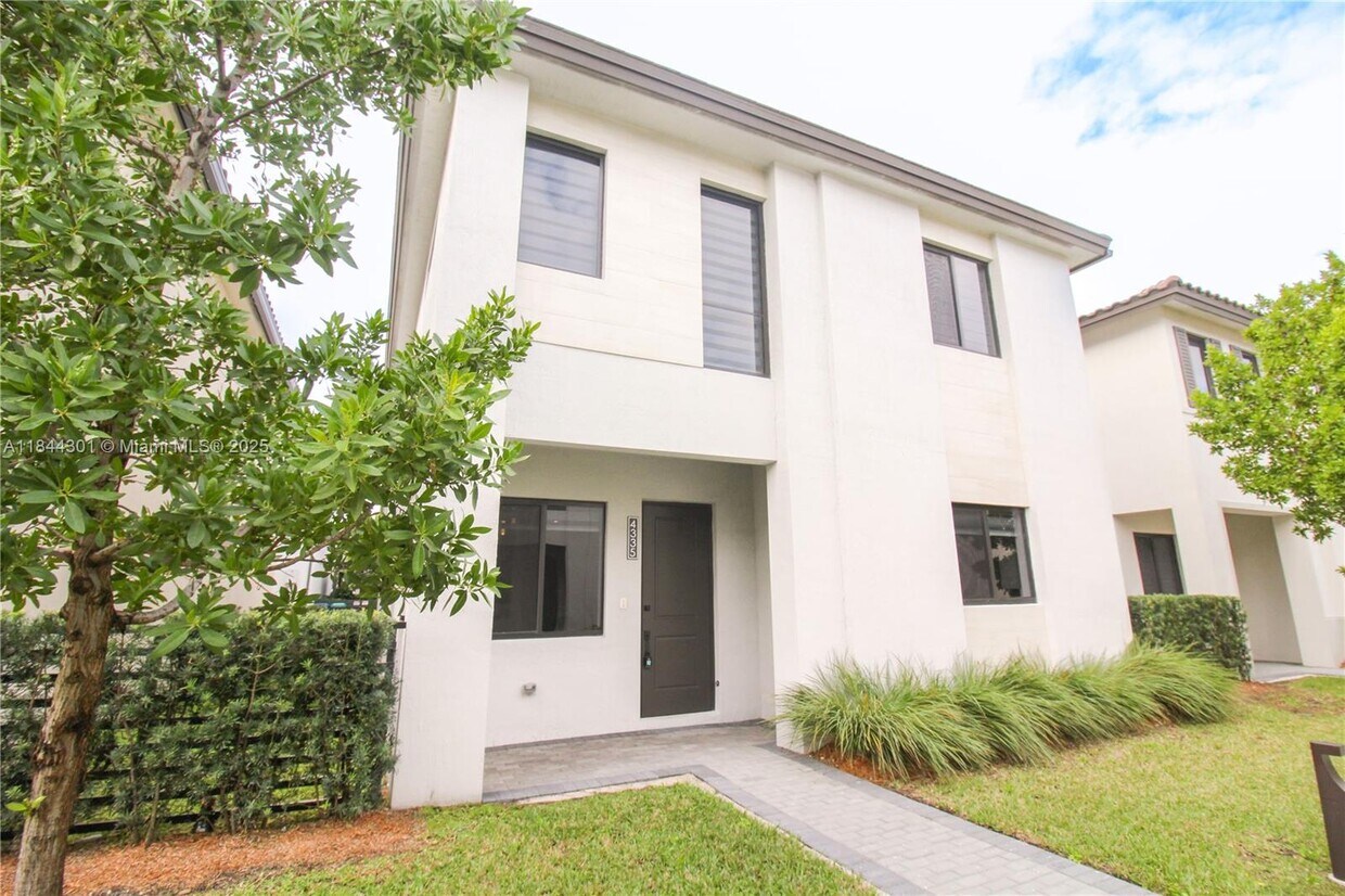 Foto principal - 4335 NW 81st Ave