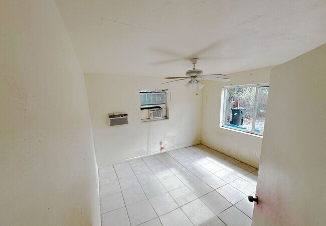 Foto del edificio - 837 NW 10th Terrace
