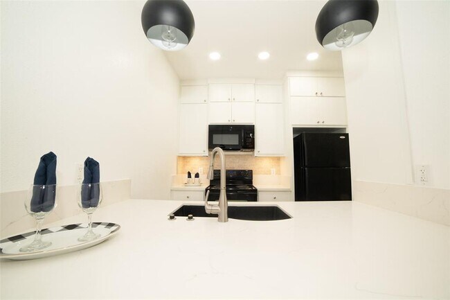Foto del edificio - 7109 N Holiday Dr