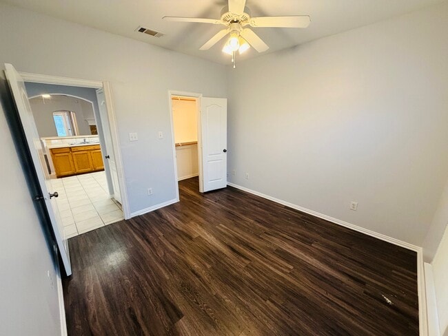 Foto del edificio - 5832 Swords Dr