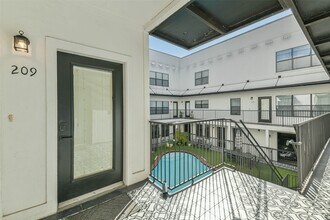 Building Photo - 17 Waugh Dr