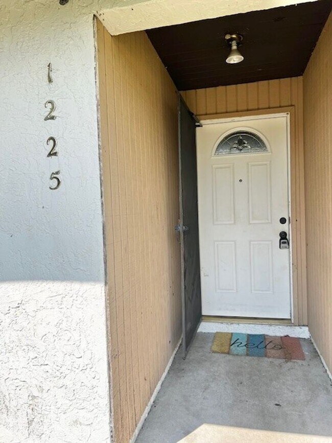 Photo - AVAILABLE NOW!! This spacious 2 Bedroom 2 ... House