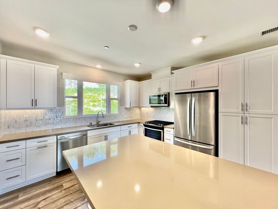Primary Photo - Beautiful Newly Built 3B/3BA w/ 2 Car Gara...