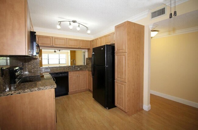 Foto del edificio - 4706 Lucerne Lakes Blvd