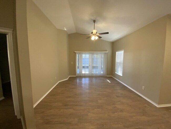 Foto del edificio - 7634 Clovelly Park Pl