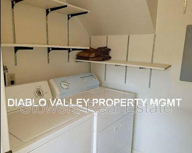 Building Photo - 1526 Spring Valley Cmn