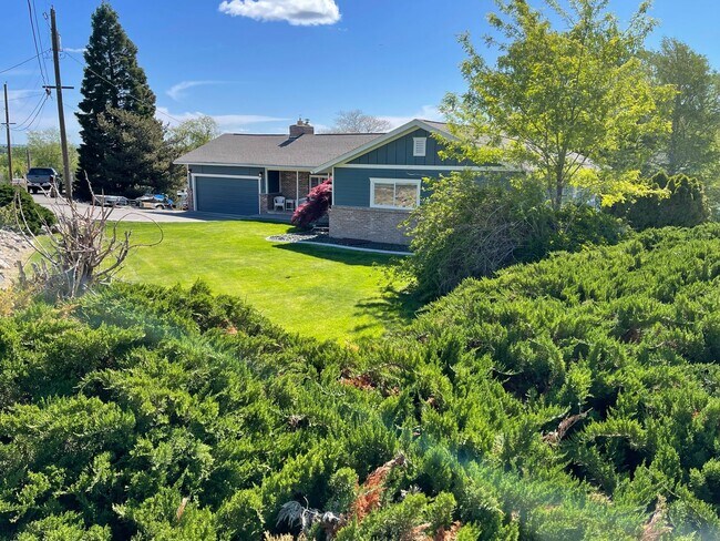 Building Photo - Beautiful Kennewick Home for Lease July 1st!