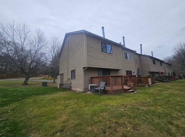 Foto del edificio - 135 Village Square Dr