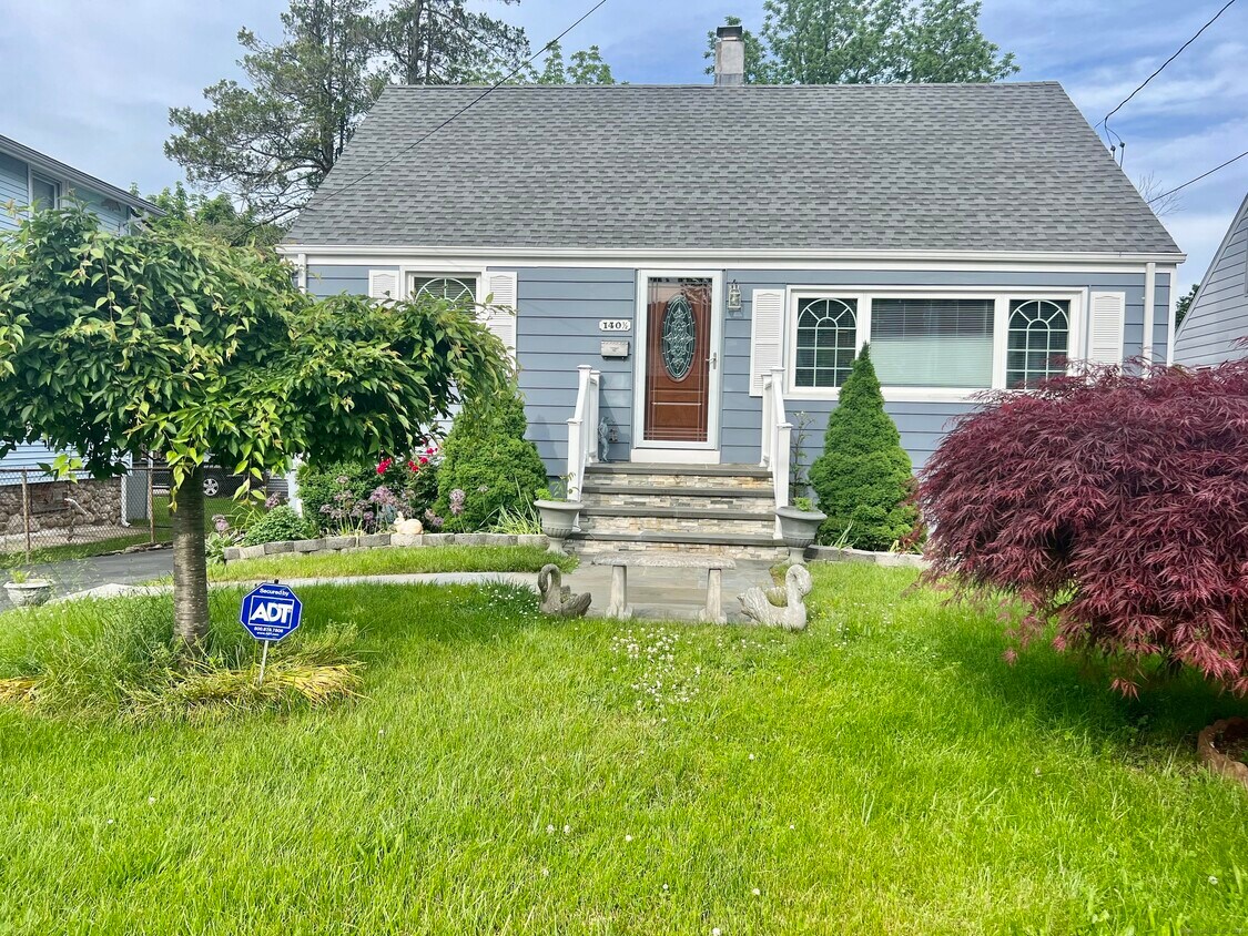 Primary Photo - 140 1/2 Stuart Ave