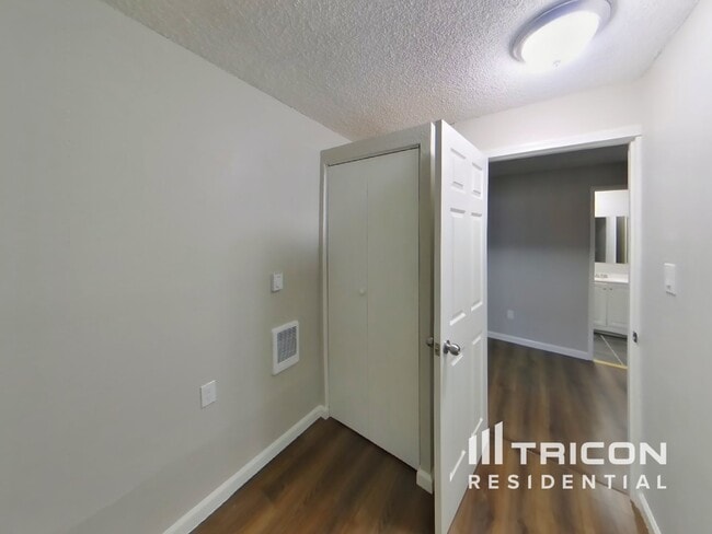 Foto del edificio - 8408 E F St