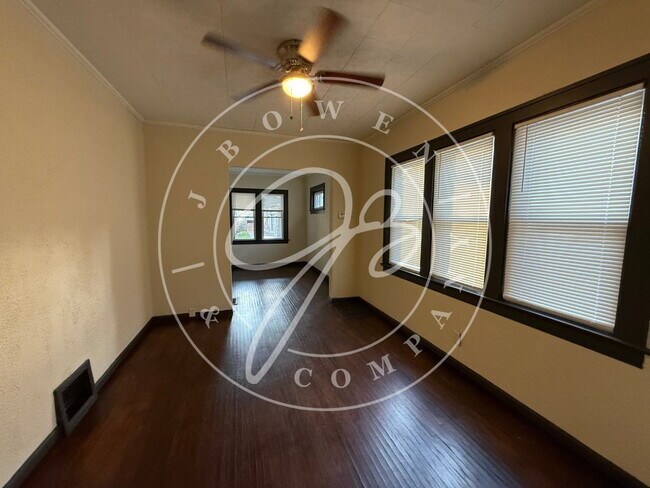 Foto del edificio - "Charming 2-Bedroom Home with Gleaming Har...