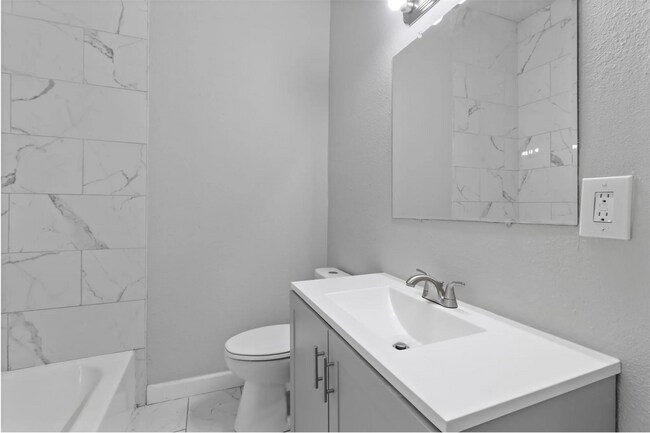 Baño - 512-102 W Crawford St