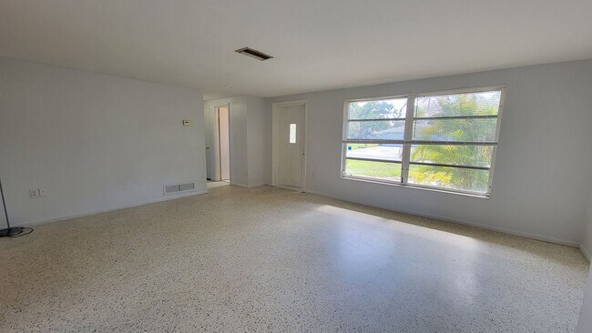 Building Photo - Lake View Home - 2 bedroom, 2 bath, + Den ...