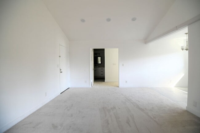 Building Photo - 258 Streamwood