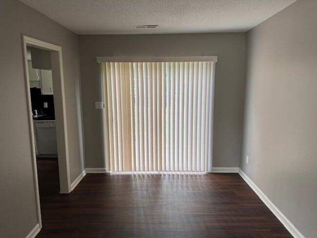 Building Photo - Newly Renovated!!