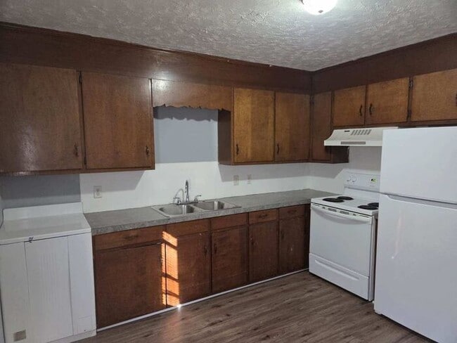 Building Photo - 1-Month Free Summer Special - Great 2-bedroom townhome close to downtown Lexington, NC