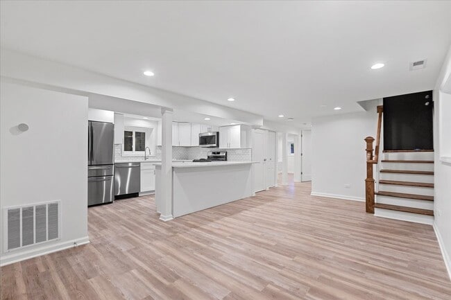 Building Photo - 2221 W Winnemac Ave