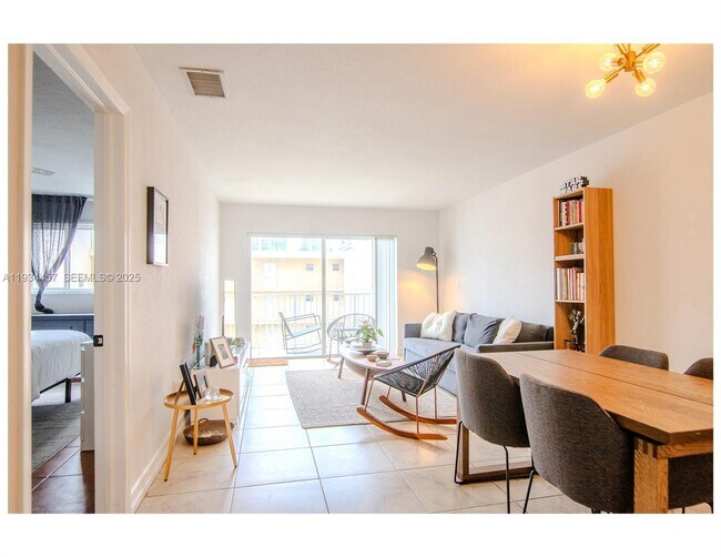 Foto del edificio - 677 NE 24th St