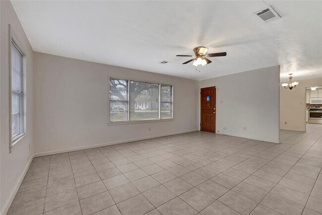 Building Photo - 402 Clear Creek Ave