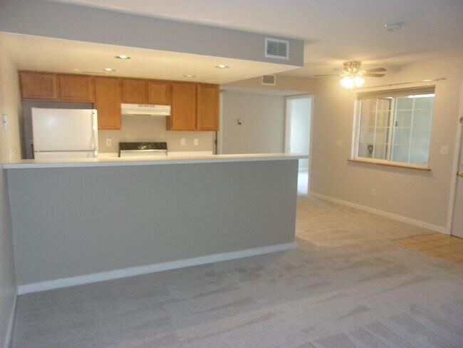 Foto del edificio - Convenient Condo Living Just Steps from CSU!