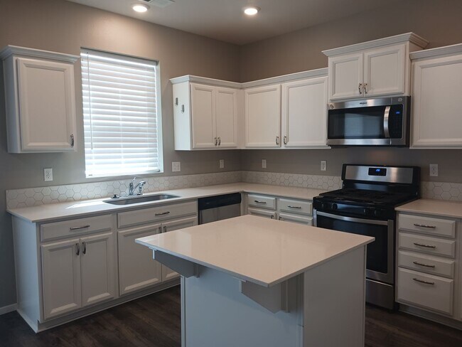 Foto del edificio - $500 OFF 1st months rent! Beautiful 2-Bedroom Home located in Redmond Oregon.