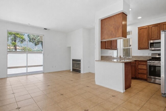 Building Photo - 2338 Huntington Dr