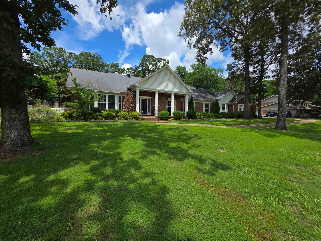 Building Photo - 2318 N Rodney Parham Rd