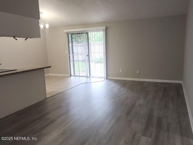 Foto del edificio - 11464 Pine Forest Ct